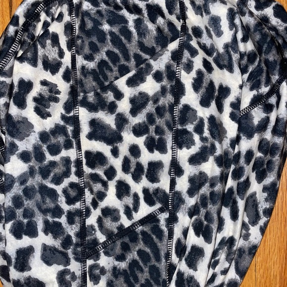 BOUTIQUE CHEETAH PRINT CAPRI LEGGINGS - Picture 3 of 4